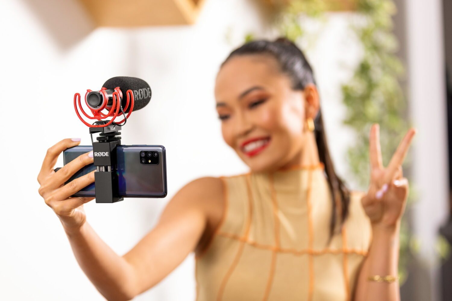BJs Sound & Lighting - rode videomic go II insitu girl selfie mobile setup samsung product gallery bjs web